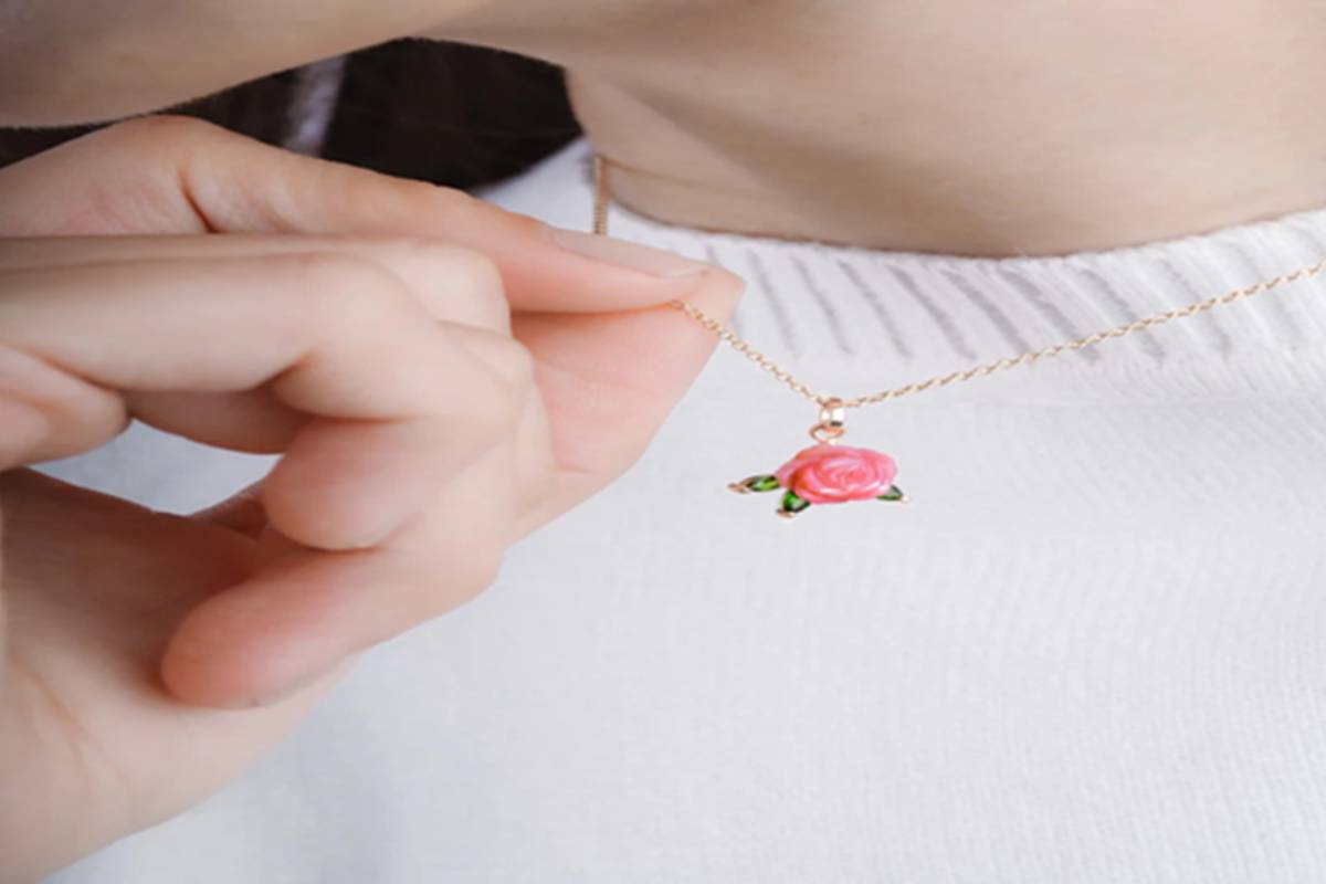 Must-Have Necklace Styles for This Season 